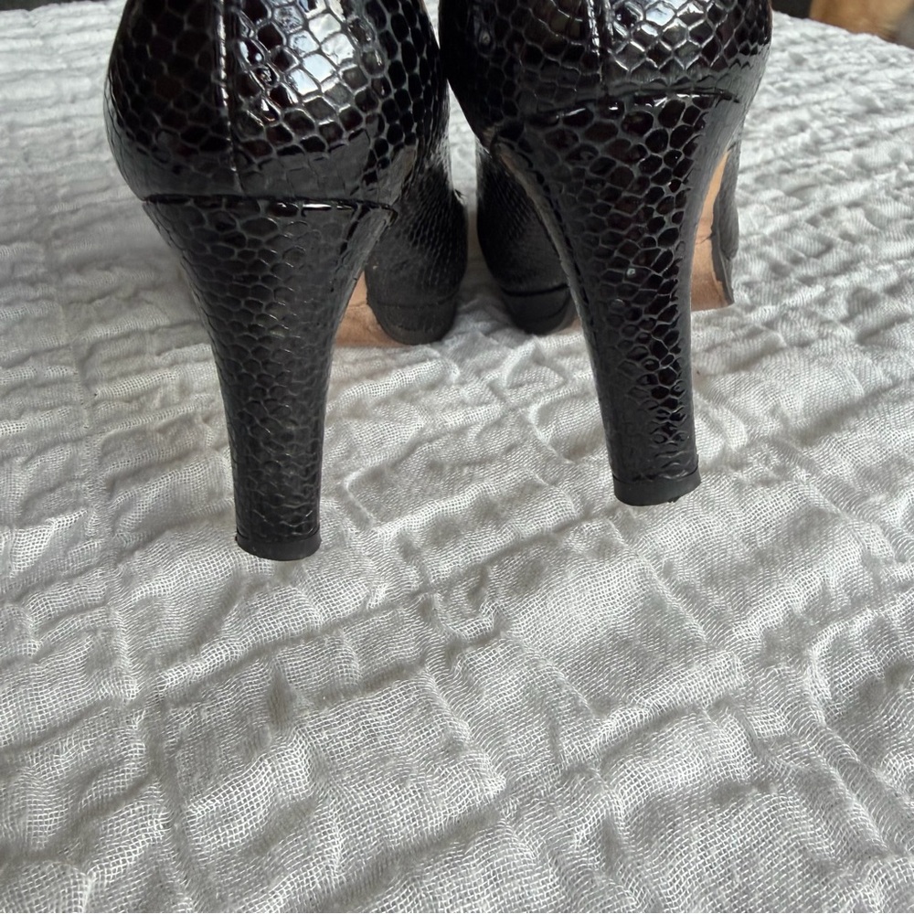 Stuart Weitzman Black Python Embossed Leather Pee… - image 5